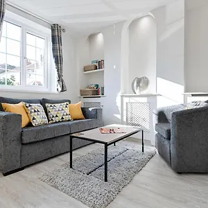  Apartment 2 Bedroom Flat In With Free Parking
