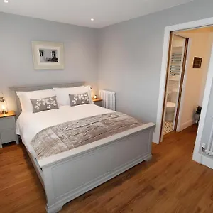  Apartment Tucked Away, Beach Access Sleeps 4